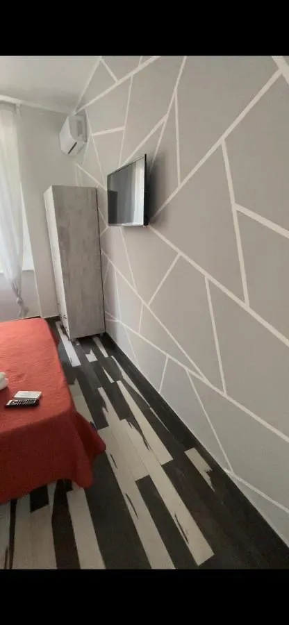 Room Rental 2 Piazza Garibaldi Naples